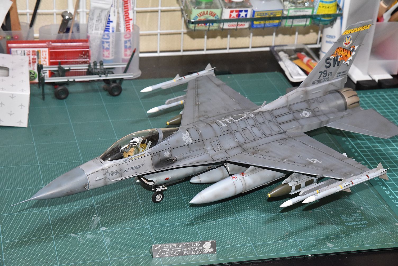 超可爱 タミヤ F16 ファイティングファルコン 1 32 完成品